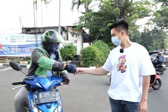 Baim Wong Memberikan Uang Kepada Diver Ojol 36a5a