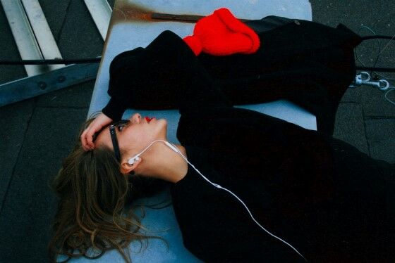 bahaya-pakai-earphone-saat-tidur-5