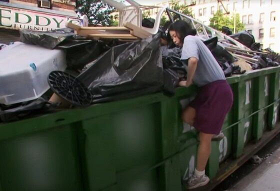 Kate Hashimoto Saat Mencari Makanan Di Tempat Sampah TLC 44c4c