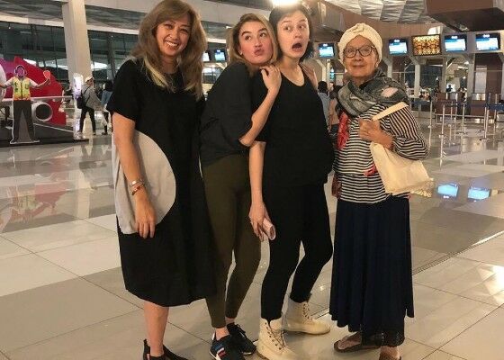 Kimberly Dan Natasha Ryder Dengan Irvina Zainal Dan Sang Nenek F8440