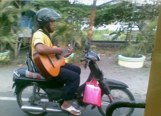 Naik Motor Sambil Gitaran E9222
