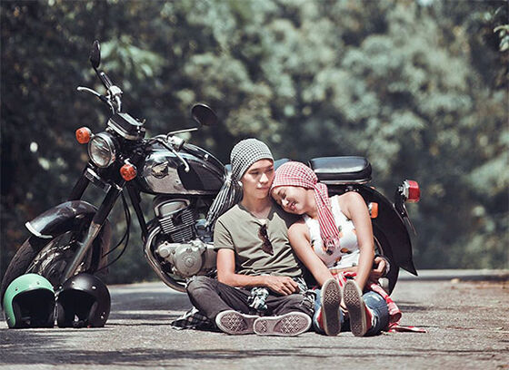 Dibalik Foto Romantis Ada Teman Jomblo Yang Kerja Keras