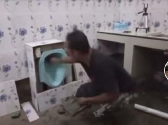Kuli Bangunan Pasang Wc Di Dinding 5915c