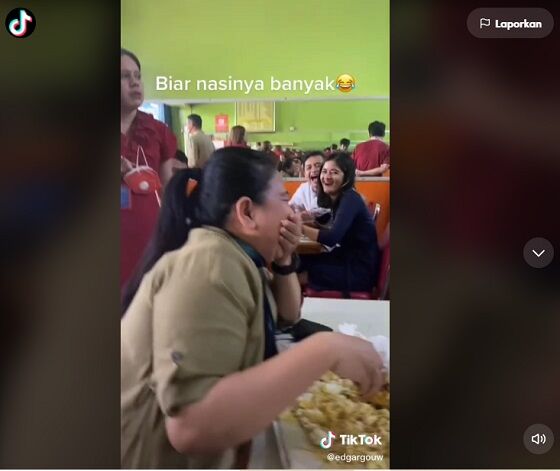 Wanita Makan Nasi Padang Dibungkus Tapi Di Tempat E7044