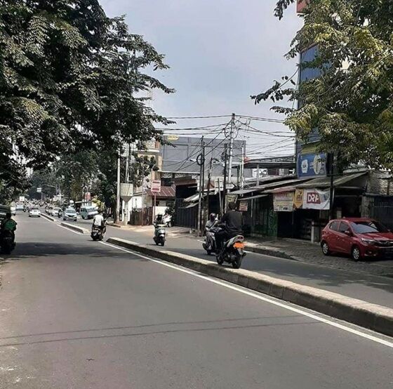 Naik Motor Tengah Jalan Ae90d