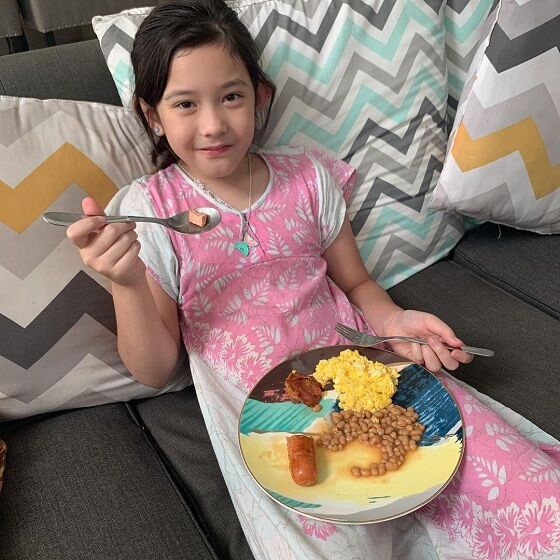 Mikhaela Lee Saat Menikmati Makanannya 47b94