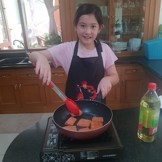 Mikhaela Saat Memasak 1ab49