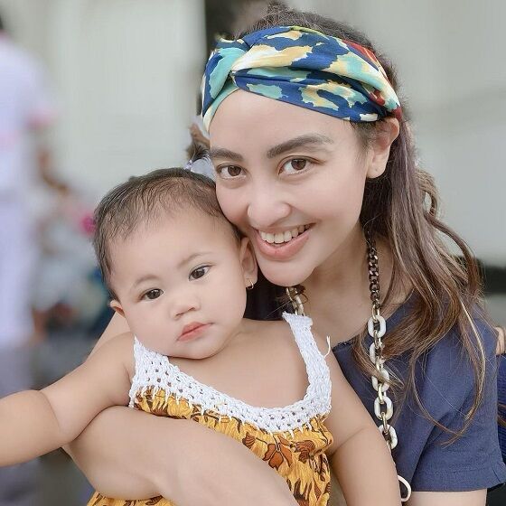 Monica Dan Salah Satu Anak Adopsinya 10332
