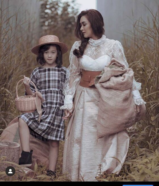 Mikhaela Dan Sang Ibunda F3292