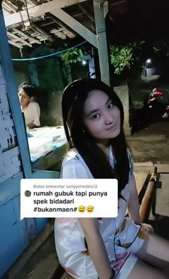 Rumah Gubuk Dengan Wanita Cantik 835c5