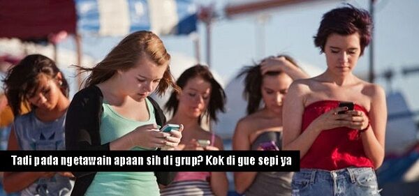 Gambar10 People On Cell Phones