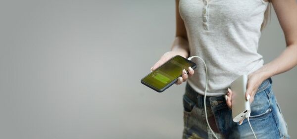 Memakai Smartphone Saat Di Charge 53973