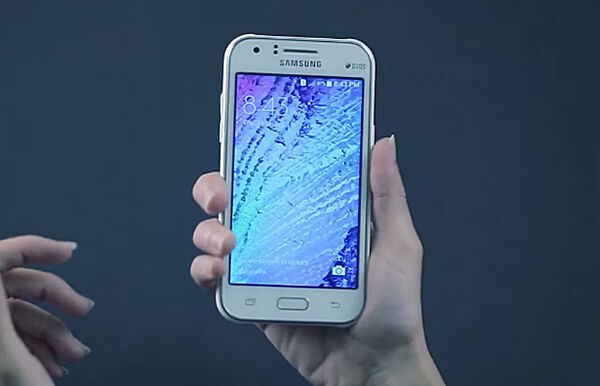 Samsung Galaxy J1 Tangan