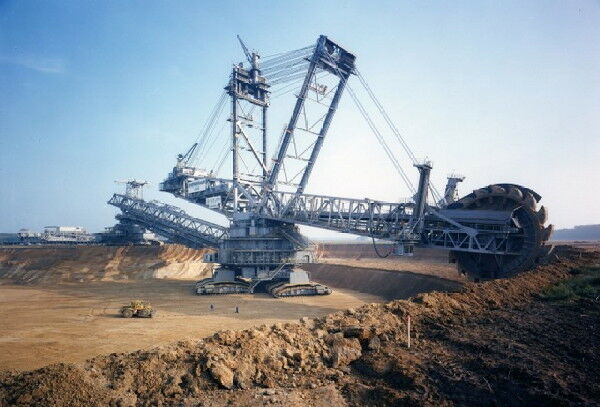 Giant-Bucket-Wheel-Excavator-640x434-picsay