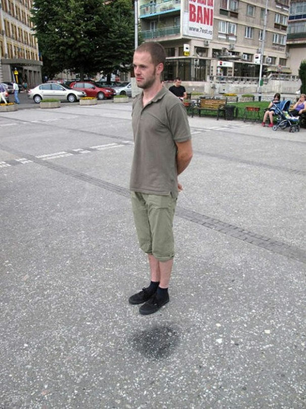 Pria Ini Sedang Levitasi Atau Berdiam Diri