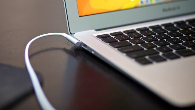 Pasang Charge Ke Laptop Dulu Atau Ke Listrik Dulu