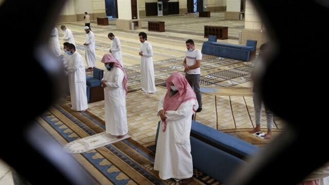 Warga Arab Saudi Sedang Shalat 55650