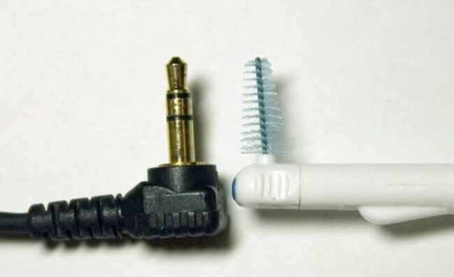 Sikat Interdental Untuk Membersihkan Jack Headphone