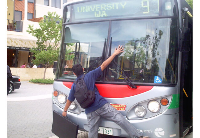 Tertabrak Bus