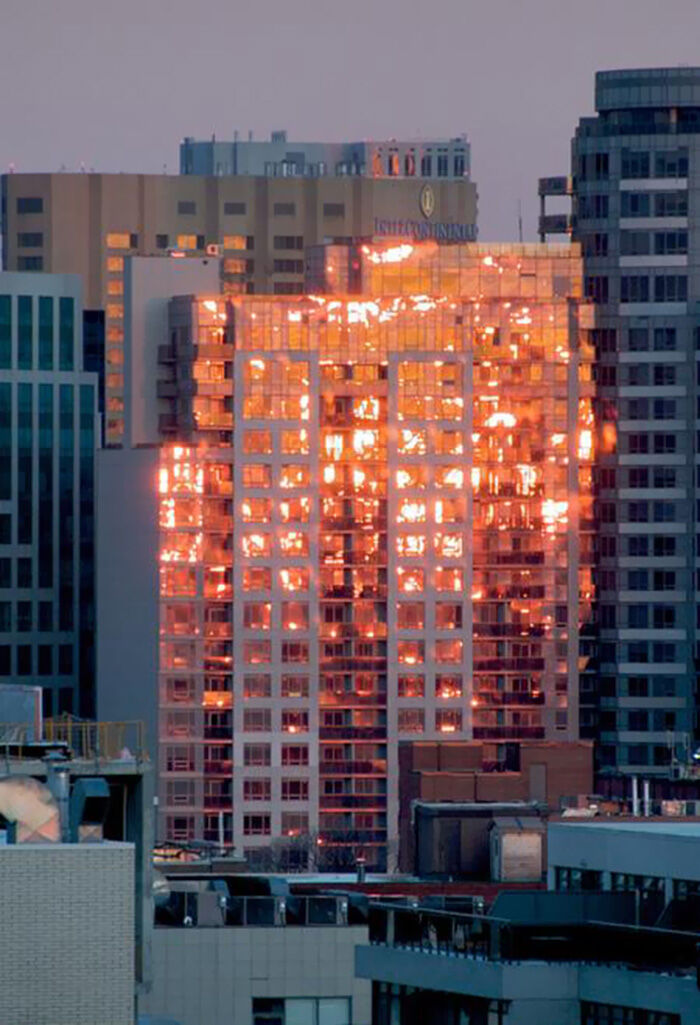 Refleksi Sunset Yang Membuat Gedung Seperti Terbakar