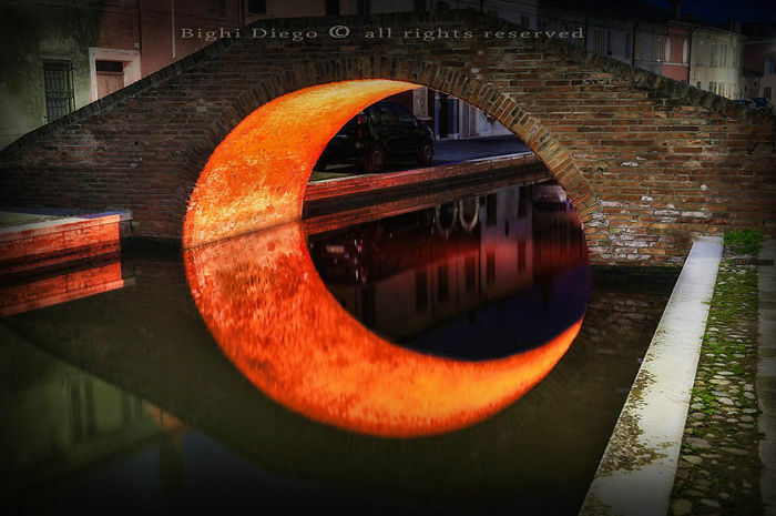Refleksi Jembatan Yang Membentuk Bulan