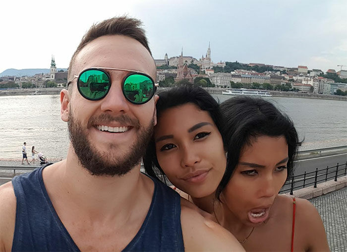 Ceritanya Selfie Pake Mode Panorama Tapi Si Cewek Nggak Mau Diem Gitu Deh Jadinya