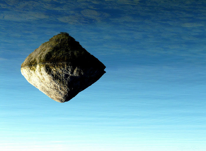 Refleksi Yang Membuat Pulau Seperti Mengapung