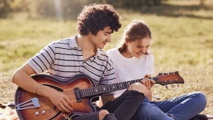 15 Chord Gitar Mudah Lagu Romantis Terlengkap Jalantikus