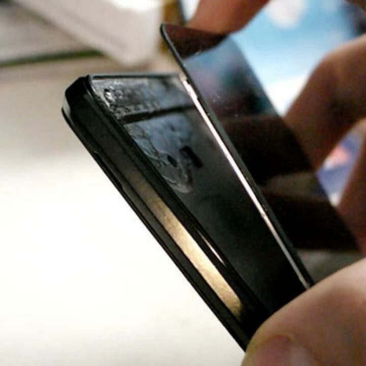 Ini Alasan Kenapa Kamu Harus Copot Anti Gores Di Smartphone Jalantikus