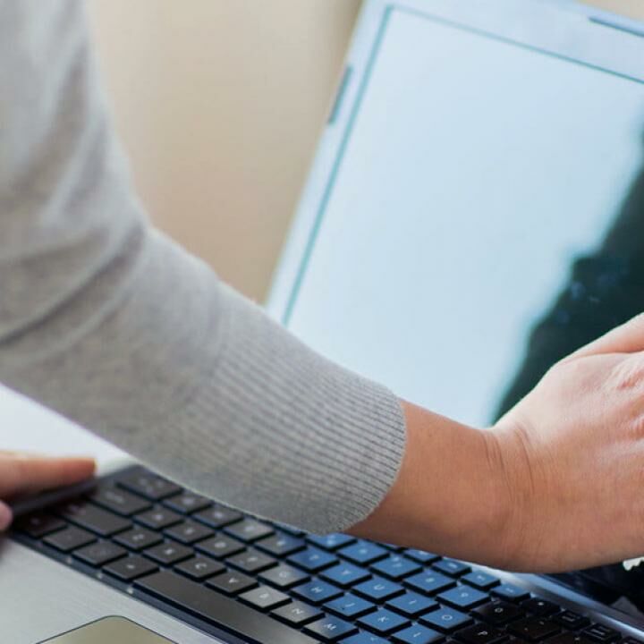 Cara Membersihkan Layar Laptop Pasti Aman Kinclong