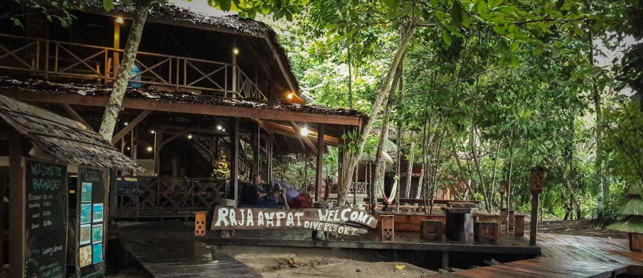 Dive Resort Milik Nadine Chandrawinata 107a9