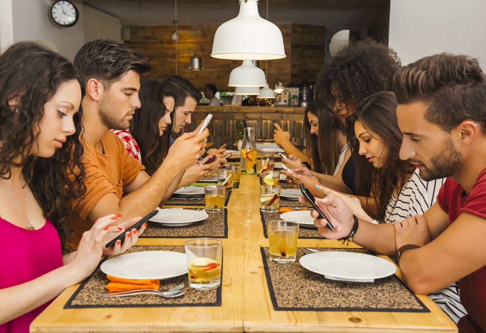 Bahaya Kecanduan Smartphone Bagi Orang Dewasa