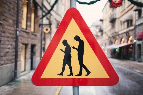 Menggunakan Smartphone Sambil Menyebrang Jalan 1