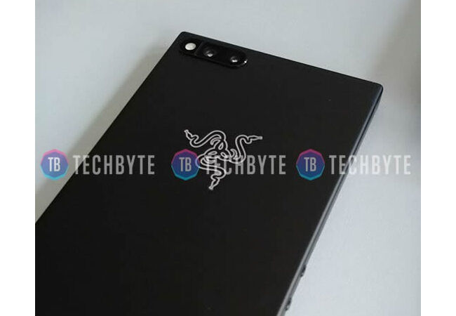 Smartphone Gaming Razer Pertama