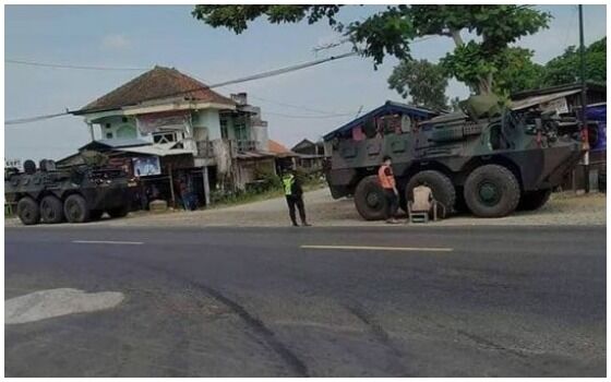 Potret Cowok Saling Bantu Ini Bikin Salah Paham Ban 541f1