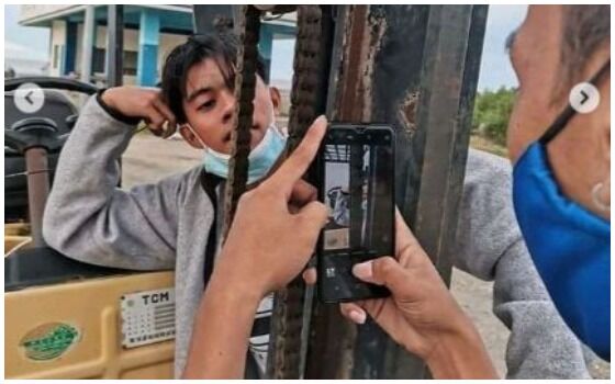 Potret Cowok Saling Bantu Ini Bikin Salah Paham Foto 1a732