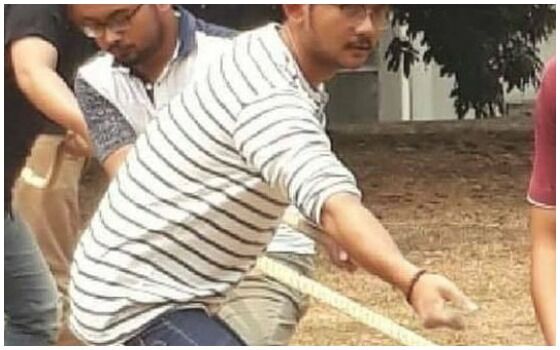 Potret Cowok Saling Bantu Ini Bikin Salah Paham Tarik Tambang Ae582
