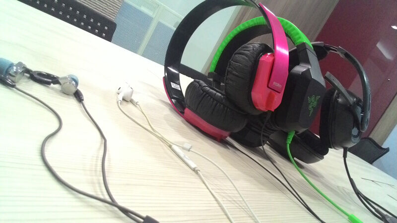 Headphone Vs Headset Vs Earphone 2