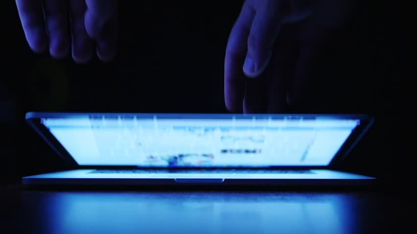 Menutup Laptop Dalam Keadaan Hidup