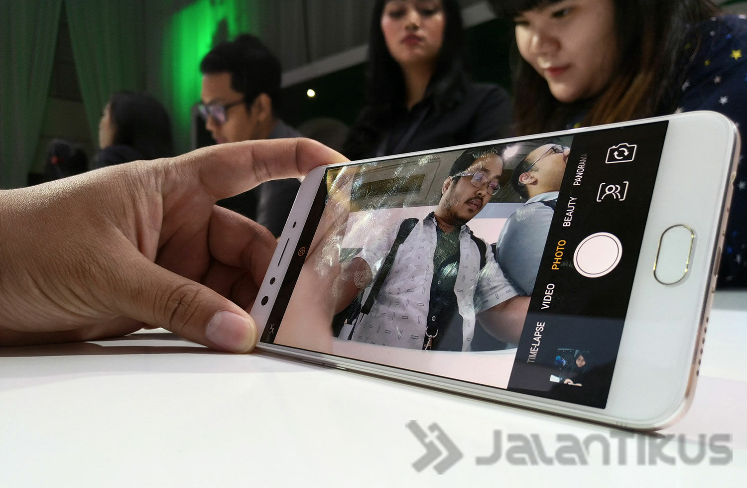 Fitur Oppo F3 Plus Dual Camera Selfie 3