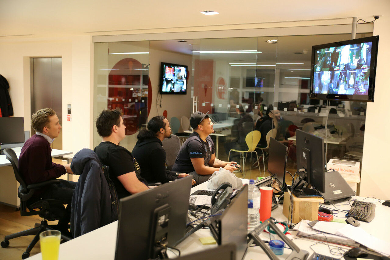 Gaming Di Kantor F4144