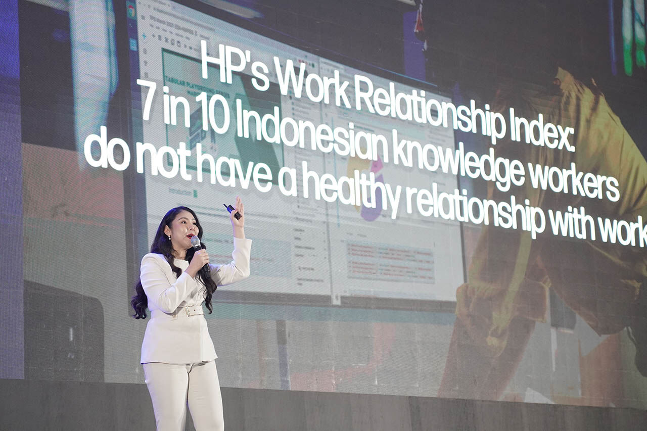 Juliana Cen President Director HP Indonesia Memaparkan Hasil Studi Work Relationship Index WRI HP Tahun 2025 295f8