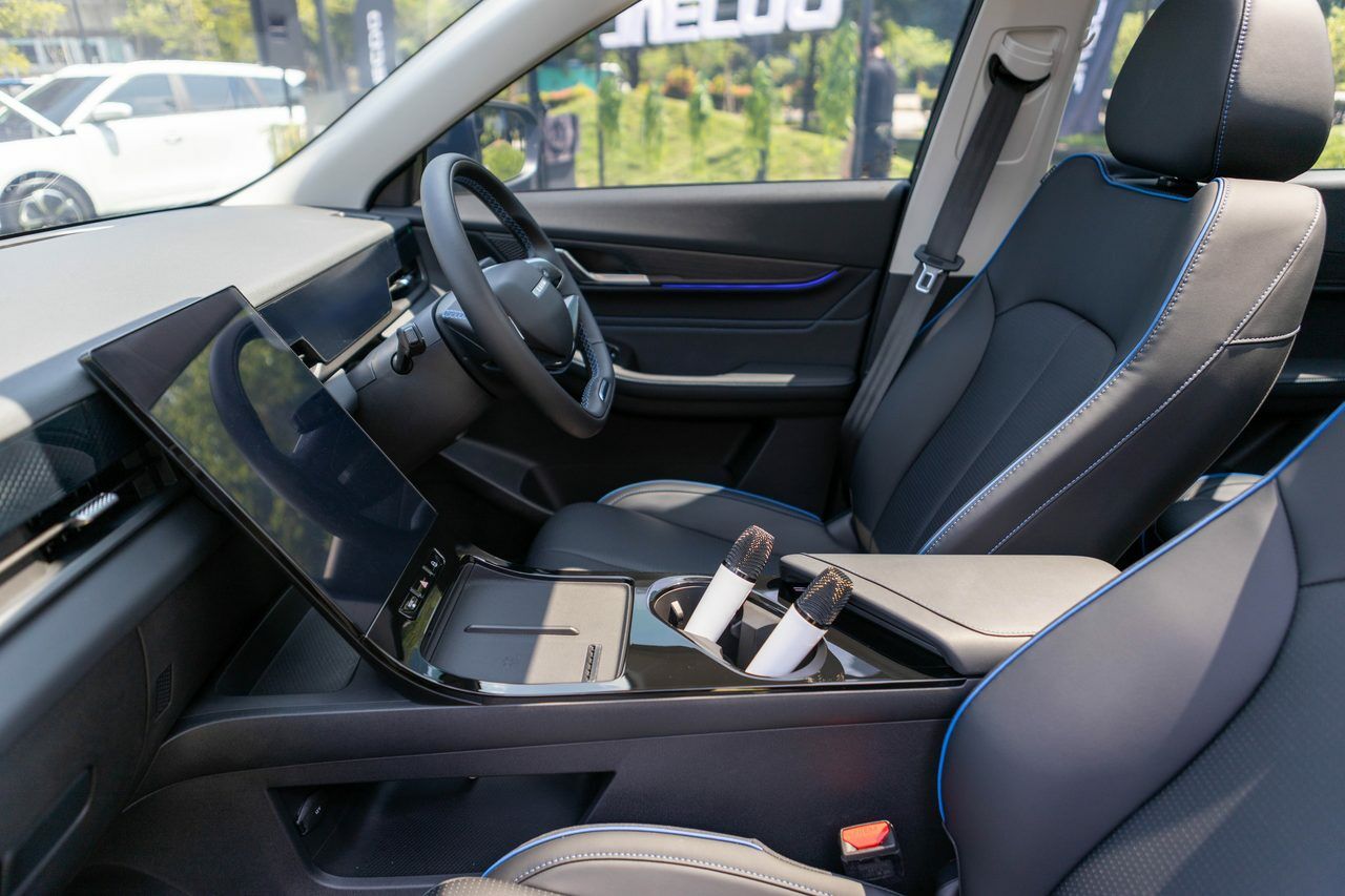 Foto 1 4 Tampak Interior Depan JAECOO J5 EV Yang Menonjolkan Desain Modern Dan Premium Lengkap Dengan Layar Sentuh 13 2 Inci Berorientasi Vertikal Jok Kulit 0e47f