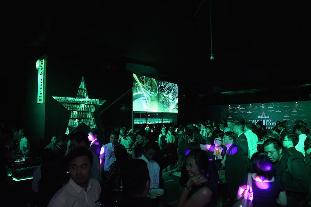 4 Suasana Pengunjung Heineken Openbondsworld Party Sebelum Menyaksikan Pemutaran Film Spectre Di Gandaria City