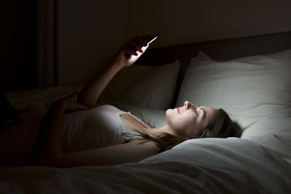 Menggunakan Smartphone Sampai Larut Malam