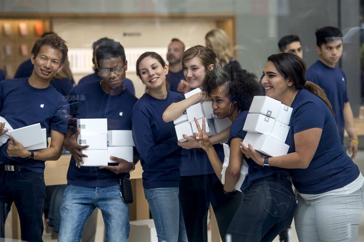 Karyawan Apple Pake Iphone 2