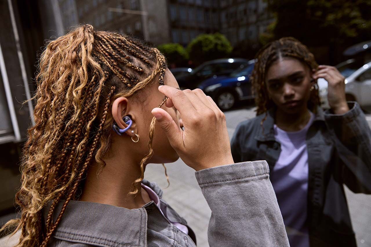 JBL Soundgear Clips Lifestyle Image Purple 2 Fb62e