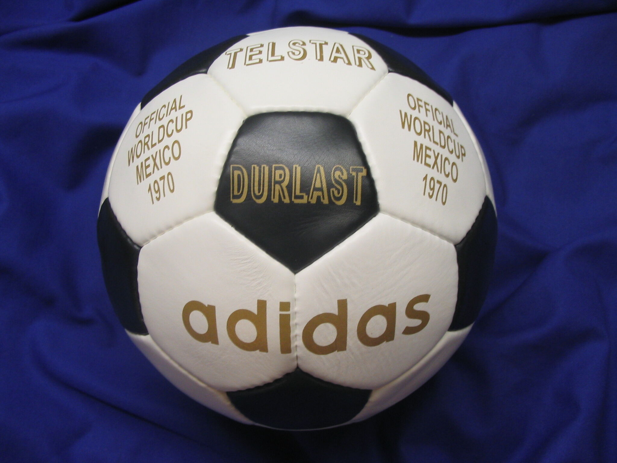 Evolusi Bola Resmi Piala Dunia 1