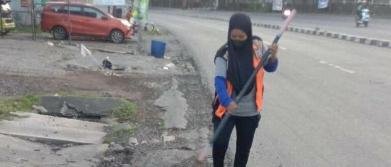 Berjuang Bersama Tekad Suami Istri Penyapu Jalan Untuk Sekolahkan 4